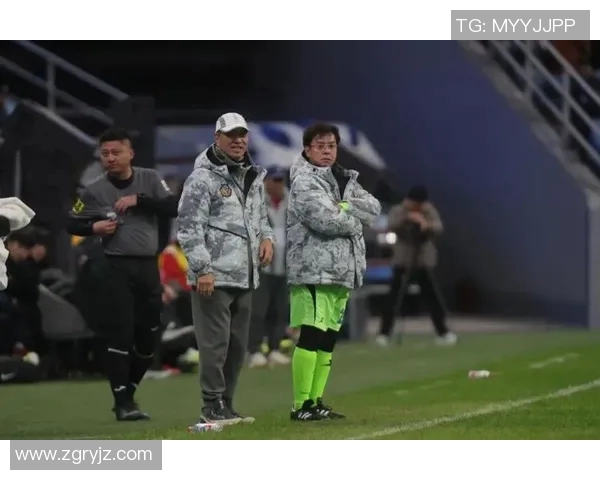 激情四溢的足球解说员与明星球员的精彩瞬间回顾