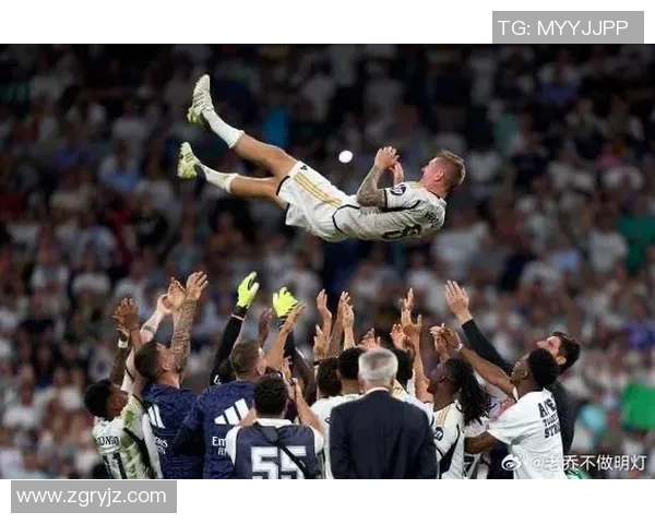 足球明星在赛场上的拼搏精神与团队合作的完美结合 足球明星在赛场上的拼搏精神与团队合作的完美结合